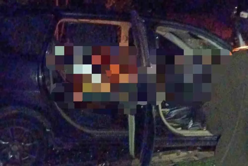 Anggota bomba menjalankan kerja-kerja penyelamatan dan mengeluar mangsa kemalangan di Jalan Besar Maran - Temerloh, pagi tadi. - Foto Ihsan JBPM Pahang