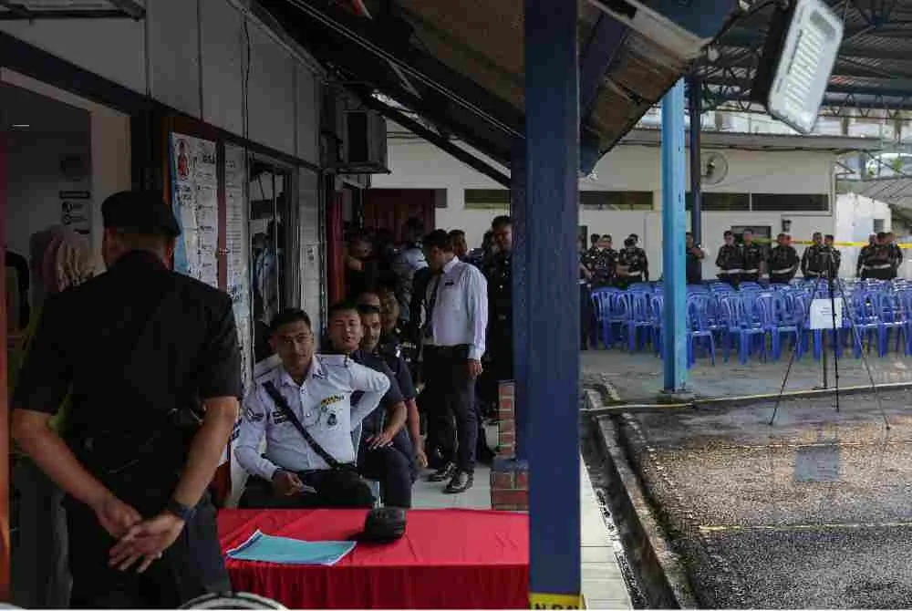 Anggota PDRM menunggu giliran untuk menunaikan tanggungjawab mengundi pada hari pengundian awal sempena PRN Negeri Sembilan ke-16 di IPK Negeri Sembilan, pada Selasa. Foto Bernama