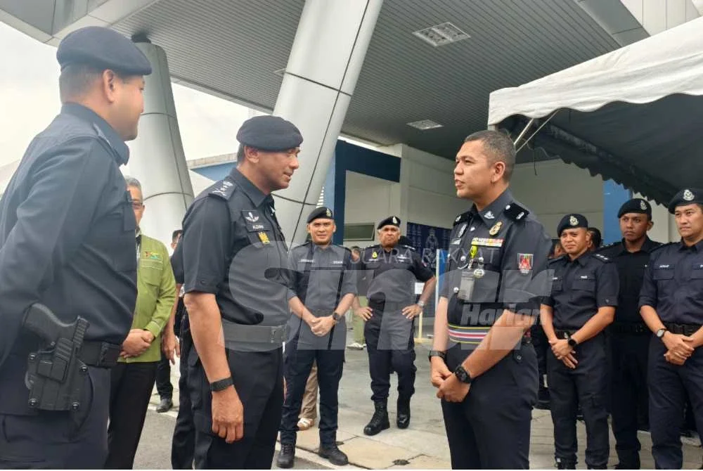 Alzafny (tengah) melawat pusat mengundi awal di IPD Nilai.