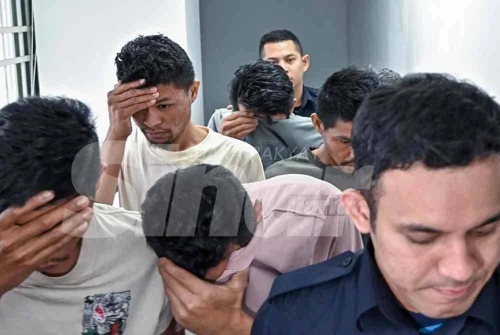 Enam beradik hari ini didakwa di Mahkamah Majistret di sini atas pertuduhan mengedar dadah jenis heroin seberat 118.87 gram, minggu lepas. Foto Bernama
