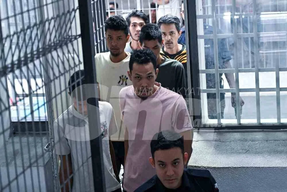 Kesemua tertuduh yang juga penganggur hanya mengangguk faham selepas pertuduhan dibacakan di hadapan Majistret Norizan Riduan. Foto Bernama