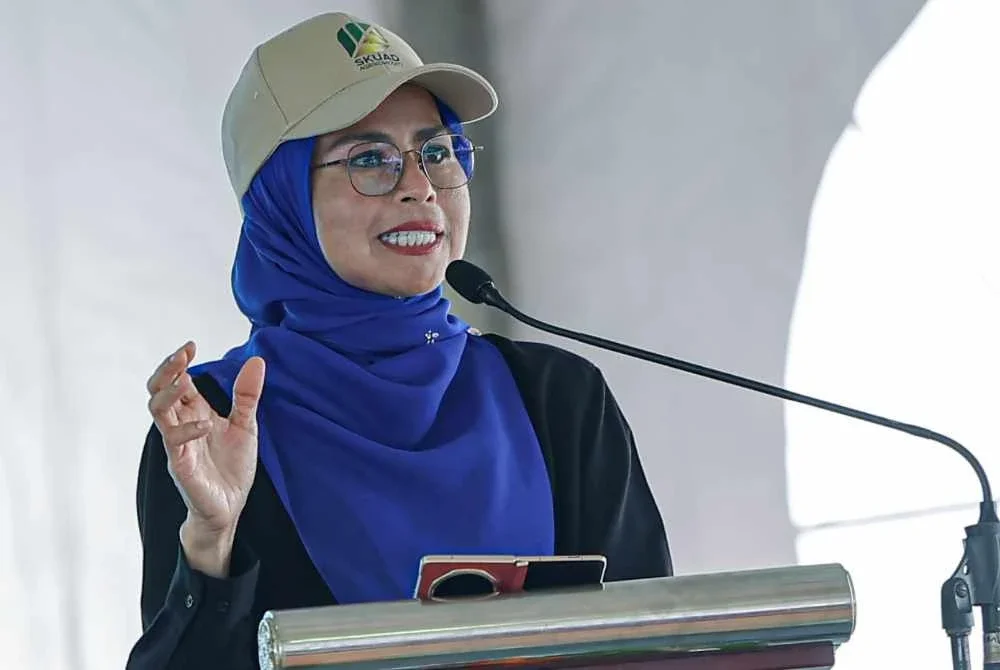 Menteri Perladangan dan Komoditi Datuk Seri Noraini Ahmad berucap pada Program Salam Agrikomoditi MADANI di Dataran Melang hari ini. Foto Bernama 