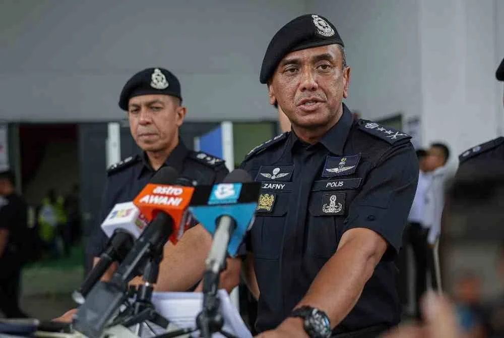 Ketua Polis Negeri Sembilan Datuk Alzafny Ahmad bercakap kepada media selepas meninjau suasana pengundian awal sempena Pilihan Raya Negeri (PRN) Negeri Sembilan ke-16 di Ibu Pejabat Polis Daerah (IPD) Nilai, hari ini.
-- fotoBERNAMA (2026) HAK CIPTA TERPELIHARA
NILAI, July 28 -- Negeri Sembilan Police Chief Datuk Alzafny Ahmad speaks to the media after inspecting the early voting process for the 16th Negeri Sembilan state election at the Nilai District Police Headquarters (IPD) today.
-- fotoBERNAMA (2026) COPYRIGHT RESERVED
