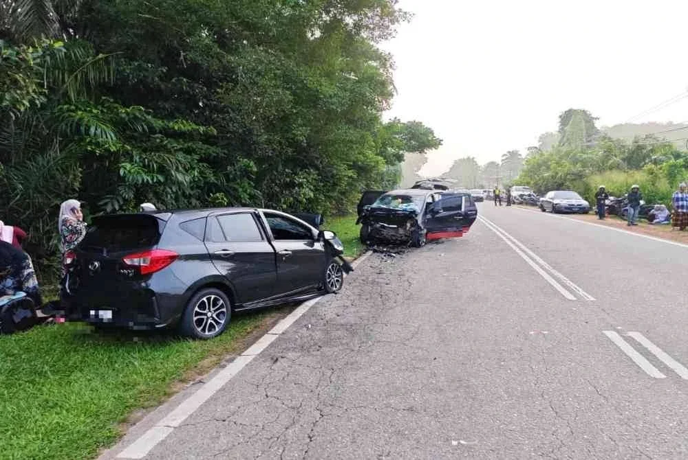 Keadaan dua buah kenderaan yang remuk teruk selepas bertembung dalam kemalangan di Kilometer 95 Jalan Kuantan- Kuala Lumpur di sini pada Selasa. Foto Polis Maran
