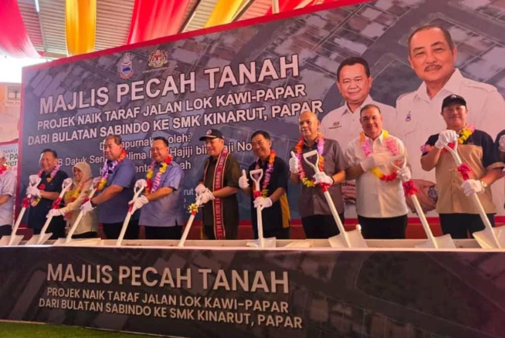 Alexandar (empat dari kiri) bersama Ketua Menteri Datuk Seri Hajiji Noor (lima dari kiri) dan Armizan (tiga dari kanan) semasa melancarkan majlis pecah tanah projek naik taraf Jalan Lok Kawi-Sabindo di Kinarut, Papar.