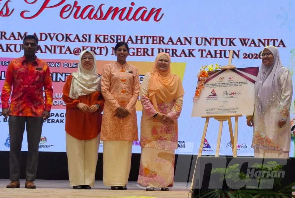 Salbiah (empat dari kiri) ketika merasmikan program Aku Wanita@KRT anjuran Jabatan Pembangunan Wanita dan Sekretariat Pembangunan Wanita pada Selasa.