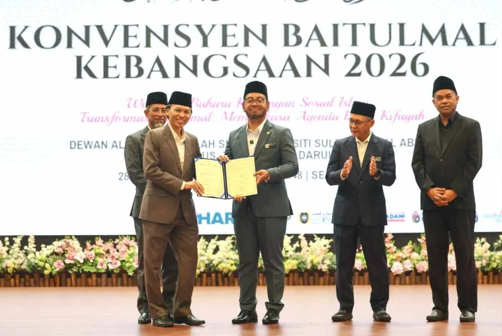 Zulkifli (tiga dari kanan) menunjukkan surat khas kerjasama strategik antara Jabatan Wakaf, Zakat dan Haji (JAWHAR) dan Majlis Agama Islam dan Adat Melayu Terengganu (MAIDAM) yang diwakili oleh Ketua Pegawai Eksekutif MAIDAM, Profesor Madya Datuk Dr Ahmad Azrin Adnan sempena Konvensyen Baitulmal Kebangsaan (KBK) 2026 di Dewan Al-Muktafi Billah Shah, Universiti Sultan Zainal Abidin (UniSZA) pada Selasa.