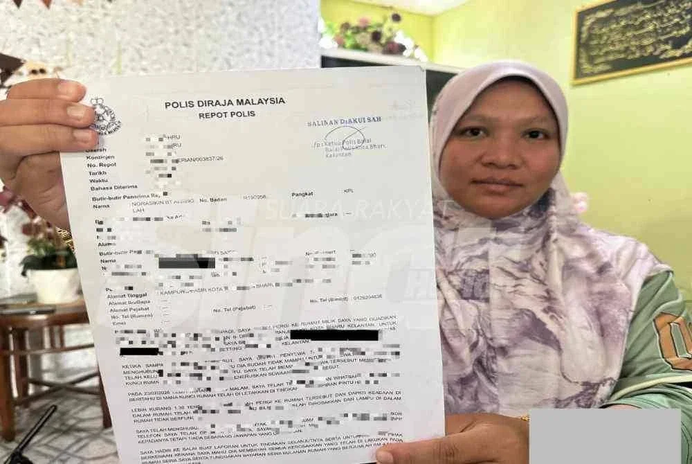Nurul Farhana menunjukkan laporan polis yang dibuat pada Khamis lepas.
