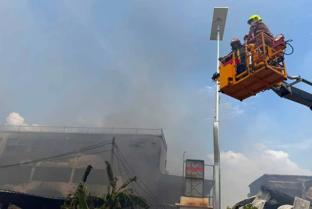 Awang Hidzel turut memantau kebakaran kilang dalam kejadian di Kawasan Perindustrian Taman Makmur, Lunas pada Selasa.
di Lunas, Kedah.