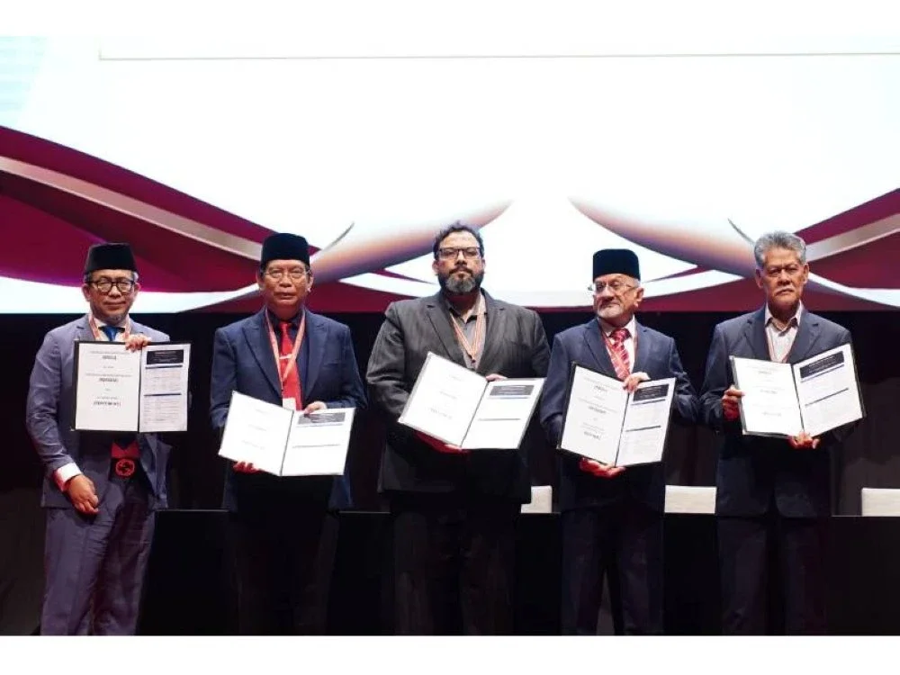 Lima wakil pelbagai pihak yang menandatangani MOU sempena Konvensyen Wakaf Dakwah Antarabangsa 2026 di Pusat Konvensyen Kuala Lumpur di sini hari ini.