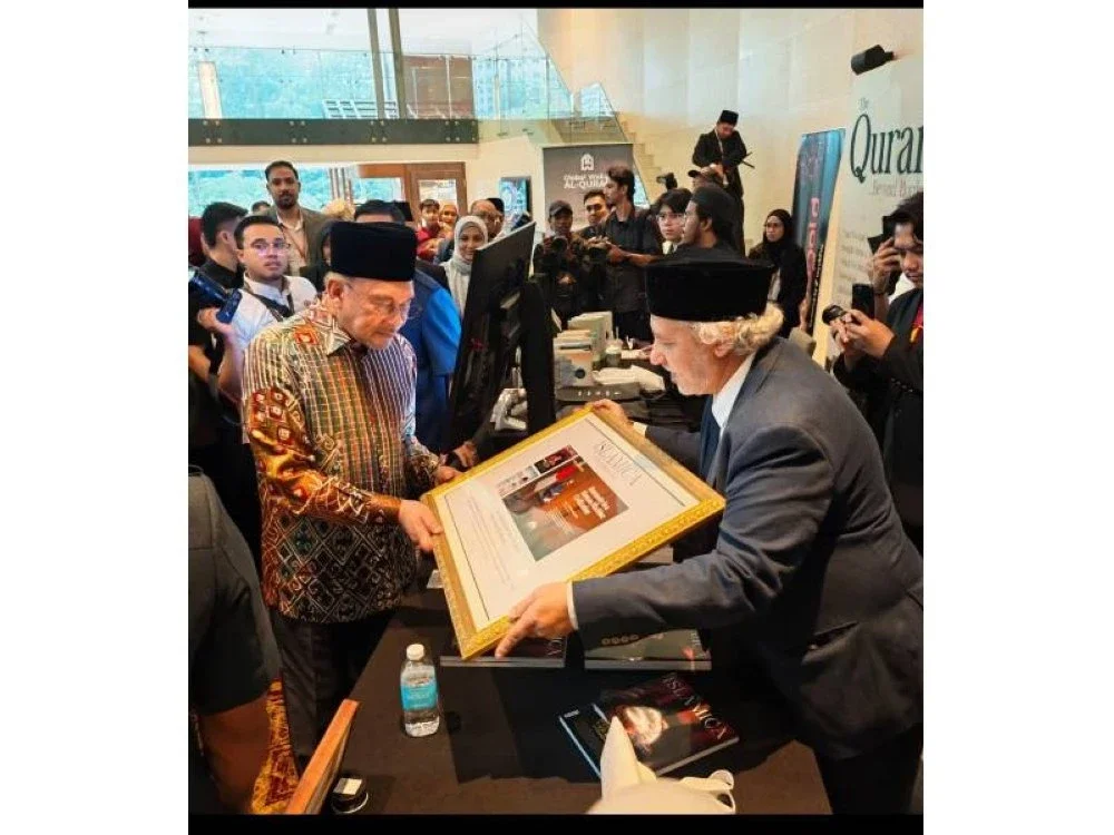 Perdana Menteri, Datuk Seri Anwar Ibhrahim (kiri) ditunjukkan salah satu bahan pameran di Konvensyen Wakaf Dakwah Antarabangsa 2026.