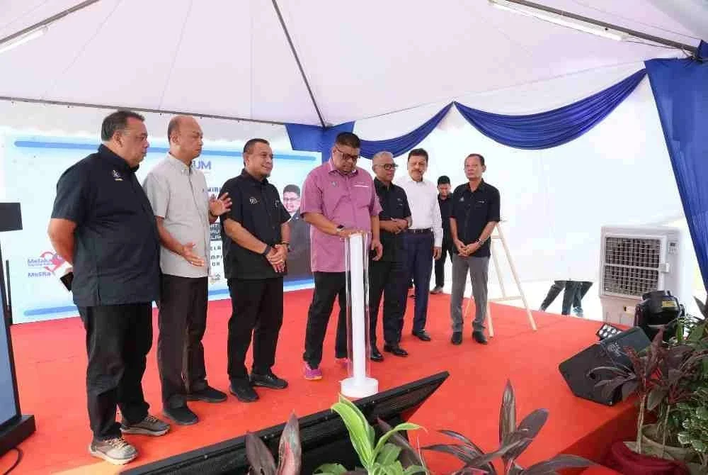 Ab Rauf menyempurnakan perasmian projek Tiang Fiber Guna Sama Taman Perling Impian, Simpang Ampat pada Selasa.