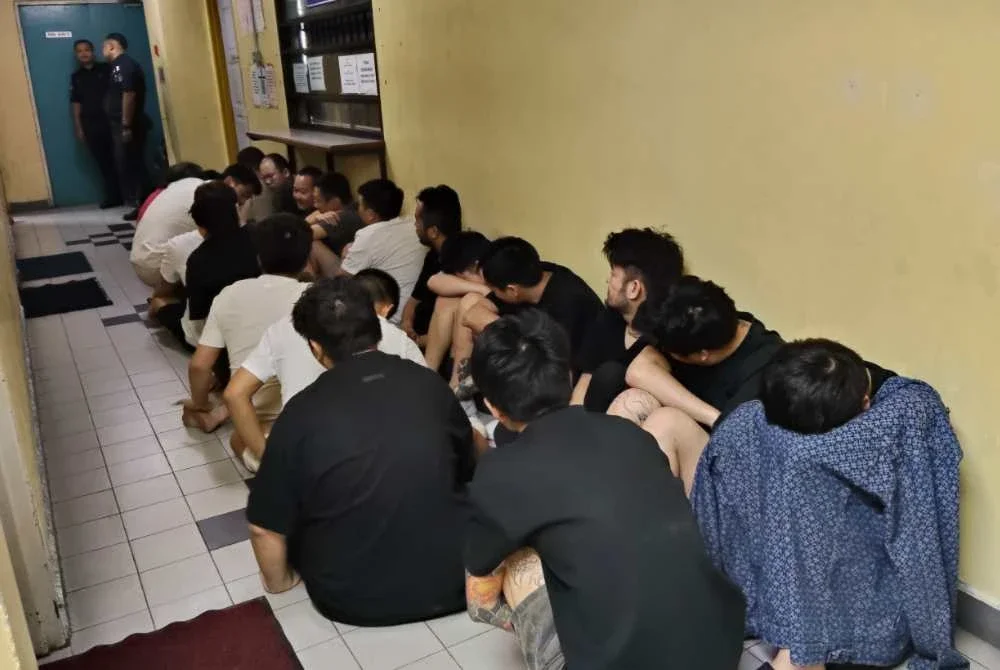 Antara warga China yang didakwa jadi 'scammer' dan tinggal di negara ini tanpa dokumen sah di Mahkamah Majistrer Johor Bahru.