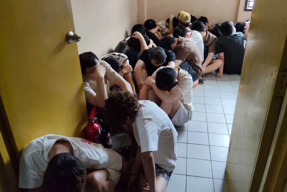 Antara warga China yang didakwa jadi 'scammer' dan tinggal di negara ini tanpa dokumen sah di Mahkamah Majistrer Johor Bahru.