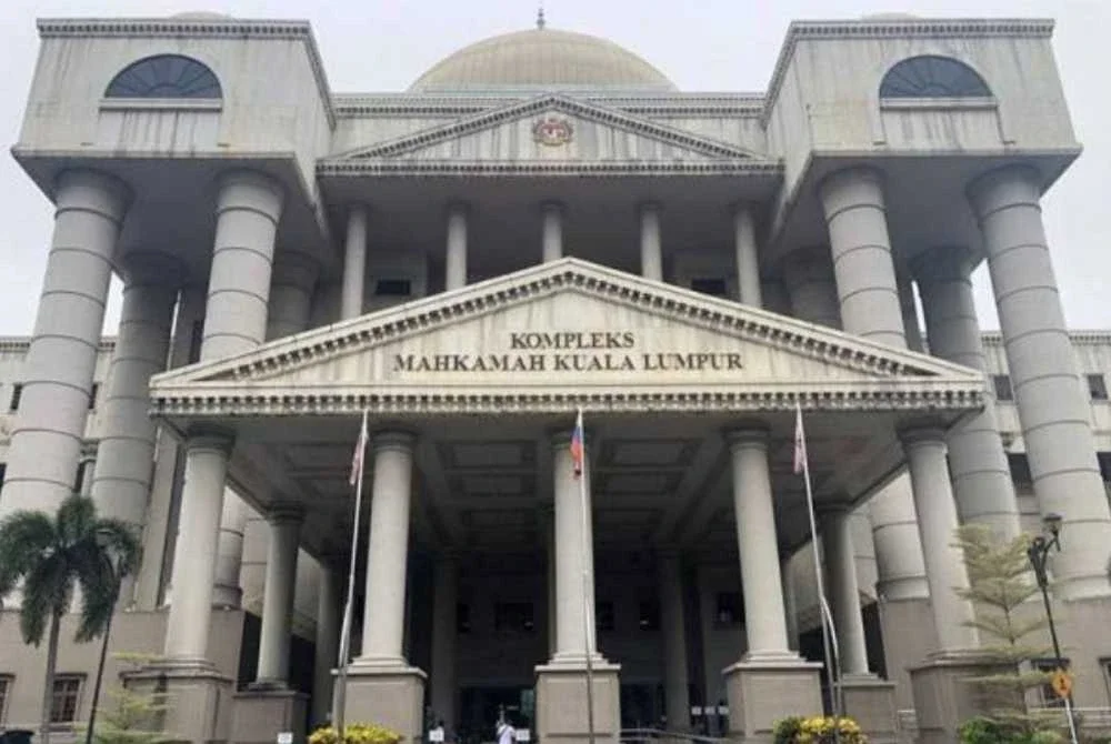 Seorang pembantu pelanggan warga Bangladesh dihukum penjara tiga tahun selepas mengaku bersalah melakukan amang seksual fizikal terhadap remaja perempuan 13 tahun di rumah hantu sebuah taman tema.