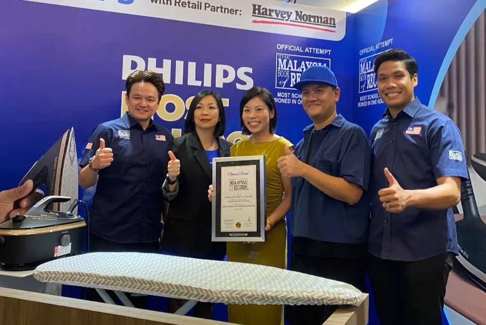 Patt Sue-Ann (tengah) menerima pengiktirafan MBOR selepas Philips berjaya mencatat rekod dalam Malaysia Book of Records bagi kategori seterika kemeja sekolah terbanyak dalam tempoh 60 minit, iaitu sebanyak 49 helai.