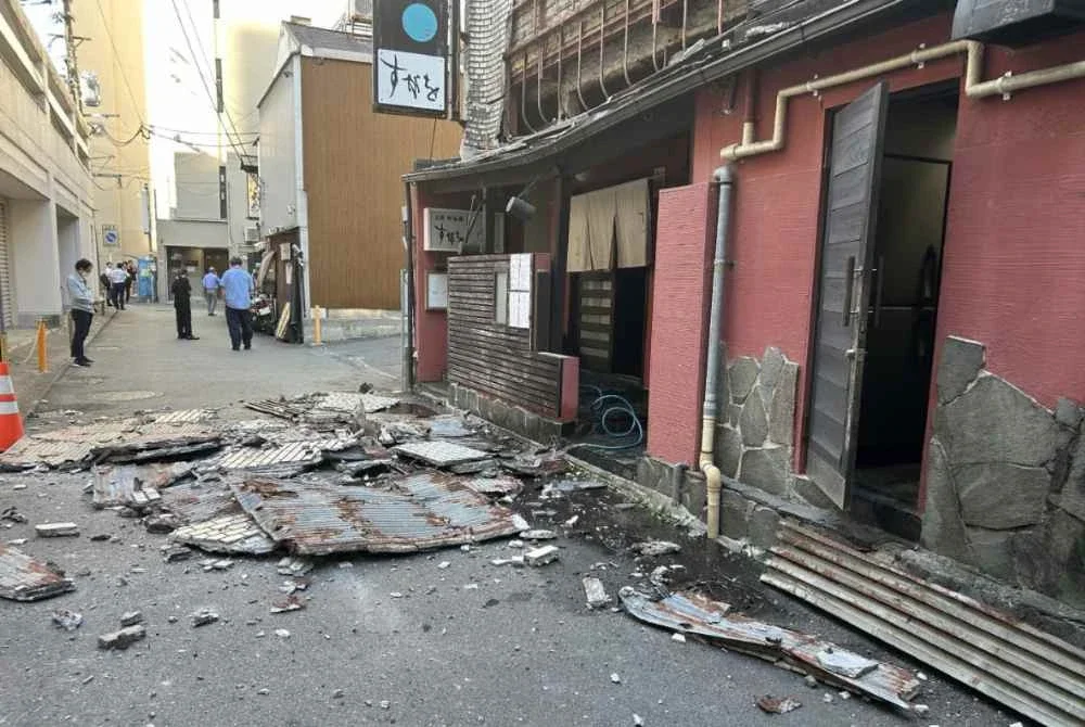 Keadaan salah sebuah premis perniagaan yang separa runtuh akibat gempa melanda bandar Kumamoto. - Foto AFP