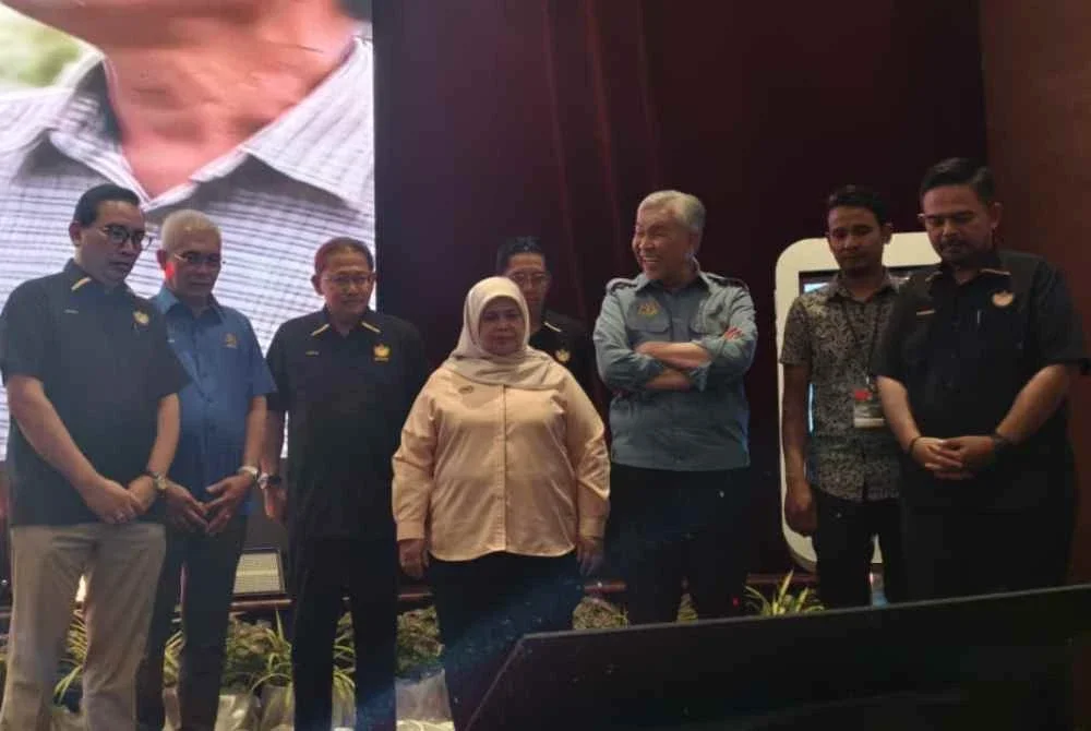 Ahmad Zahid (tiga dari kanan) ketika hadir merasmikan Konvensyen Pekebun Kecil RISDA Peringkat Zon Tengah 2026 di Hotel Royale Chulan pada Selasa.