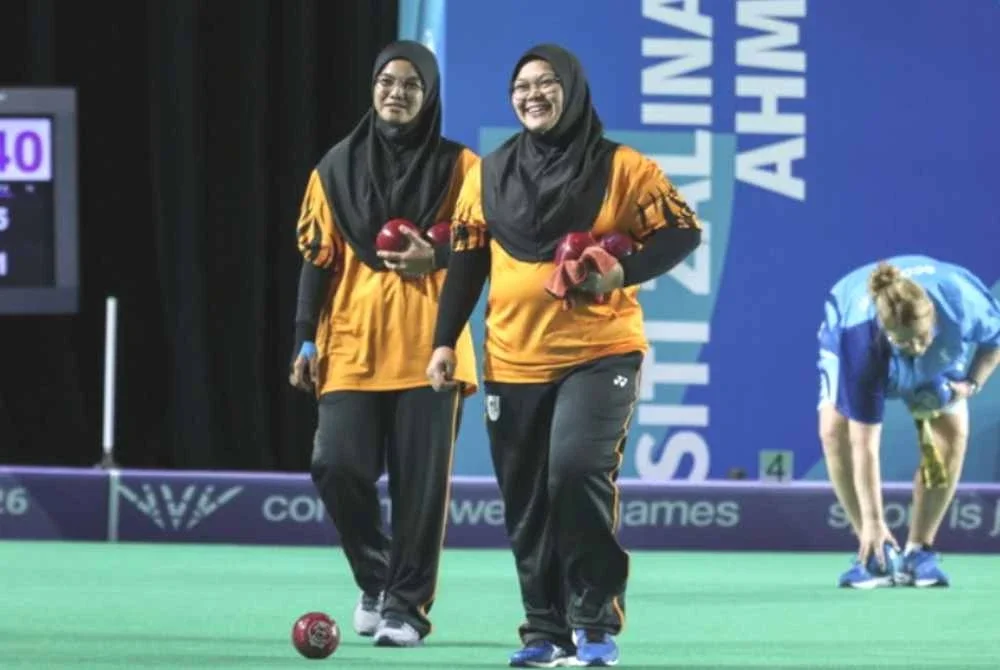Aleena (kiri) dan Syafiqa (kanan) turut merangkul perak acara pairs wanita. Foto Bernama