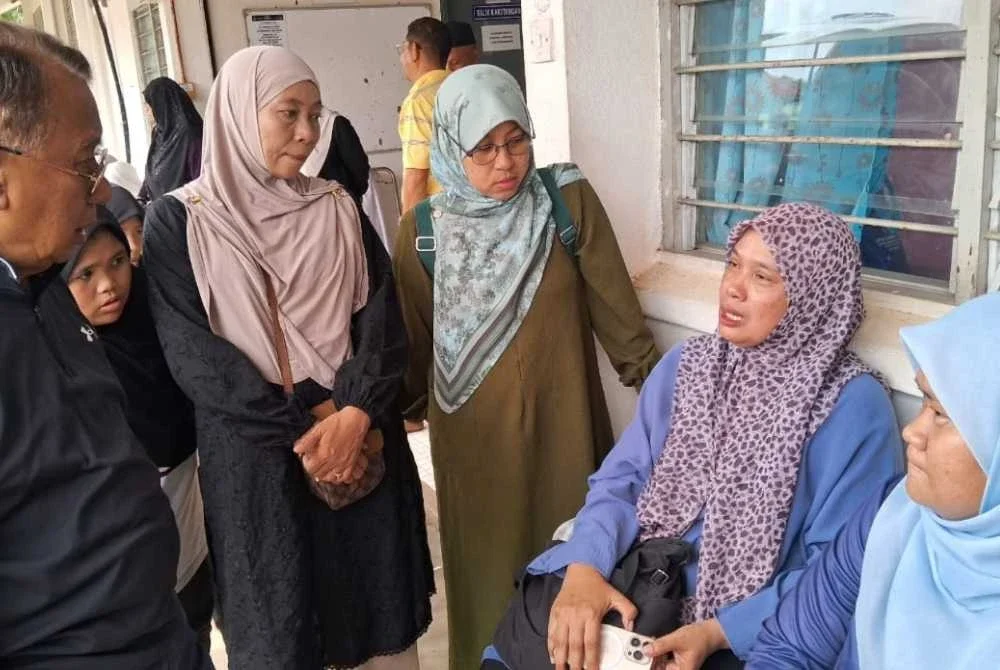 Ahli Parlimen Maran, Datuk Seri Ismail Ab Mutalib menyantuni ibu arwah Muhammad Arif Daniel, Zaimizan di Unit Forensik Hospital Jengka di sini.