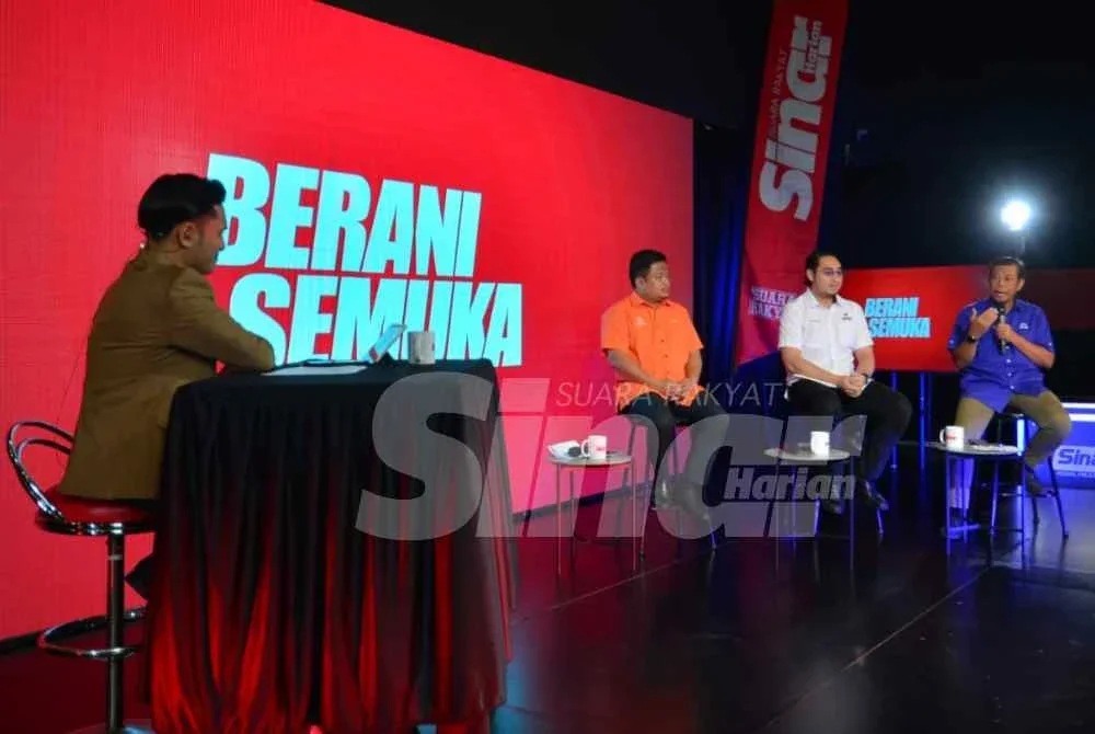 Razlan (kanan) ketika program Berani Semuka Sinar Harian yang membincangkan tajuk 'Seteru Jadi Kawan, Kawan Jadi Seteru: Politik Matang atau Huru-hara'.