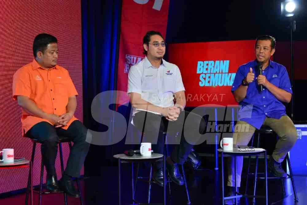 Razlan (kanan) dalam program Berani Semuka Sinar Harian bertajuk 'Seteru Jadi Kawan, Kawan Jadi Seteru: Politik Matang atau Huru-hara', yang turut disertai (dari kiri) Ketua Pemuda Parti Amanah Negara (Amanah), Hasbie Muda dan Ketua Penerangan Parti Wawasan Negara (Wawasan), Wan Ahmad Fayhsal Wan Ahmad Kamal.