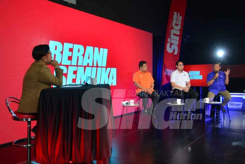 Razlan (kanan) dalam program Berani Semuka Sinar Harian bertajuk 'Seteru Jadi Kawan, Kawan Jadi Seteru: Politik Matang atau Huru-hara', yang turut disertai (dari kiri) Ketua Pemuda Parti Amanah Negara (Amanah), Hasbie Muda dan Ketua Penerangan Parti Wawasan Negara (Wawasan), Wan Ahmad Fayhsal Wan Ahmad Kamal.