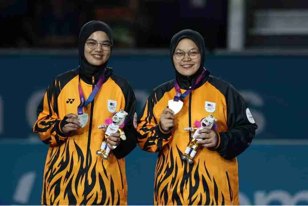 Pasangan pairs wanita boling padang negara, Aleena (kiri) dan Syafiqa bersama pingat perak yang dimenangi pada perlawanan akhir pairs wanita boling padang di temasya Sukan Komanwel Glasgow 2026 di Scottish Event Campus (SEC) hari ini. Foto: Bernama 