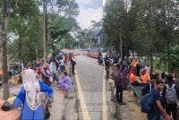 Seramai 126 etnik Rohingya terdiri daripada lapisan umur berkumpul di hadapan pejabat UNHCR di Jalan Bukit Petaling, Kuala Lumpur pada Isnin.