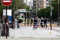 Polis menjalankan siasatan di lokasi kejadian berhampiran Porte de Clich pada Isnin. Foto: Reuters