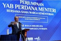 Anwar menyampaikan ucapan pada Majlis Perjumpaan Perdana Menteri Bersama Warga Kementerian Pendidikan di Putrajaya. Foto Bernama
