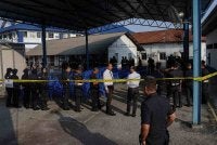 Anggota Polis Diraja Malaysia (PDRM) menunggu giliran untuk menunaikan tanggungjawab mengundi pada hari pengundian awal sempena Pilihan Raya Negeri (PRN) Negeri Sembilan ke-16 di Ibu Pejabat Polis Kontinjen (IPK) Negeri Sembilan pada Selasa. Foto Bernama.