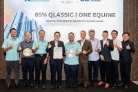 Ketua Pengarah Eksekutif Beverly Group, Derick Lim (empat dari kiri), Ketua Pengarah Eksekutif Institut Penyelidikan Pembinaan Malaysia (Cream), Syed Hazni Abd Gani (lima dari kiri) dan Pengarah Urusan Pembinaan Tuju Setia, Wee Eng Kong menunjukkan penghargaan QLASSIC yang diterima.