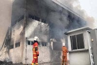 Anggota Bomba memadamkan kebakaran di Lunas, Kedah.