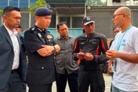 Fadil (dua dari kanan) memberitahu, tindakan dokumentasi ke atas pelarian telah dijalankan oleh sepasukan pegawai dan anggota dari jabatan berkaitan.