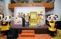 (Dari kiri ) Ketua Pemasaran MR D.I.Y., Elaine Ho; Naib Presiden Kanan Pemasaran, Alex Goh serta Shaheizy Sam dan Syatilla Melvin, Duta MR.DIY Club ketika majlis perasmian MR.DIY Club di MyTOWN Shopping Centre pada Khamis. - FOTO SINAR HARIAN - ROSLI TALIB