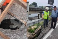 Hafizul (kiri) menunjukkan beberapa kerosakan yang berlaku di laluan Jambatan Sungai Galing ketika Chon Siang lokasi berkenaan yang terlibat dalam kerja penyelenggaraan projek berkenaan pada Selasa. Foto Sinar Harian.