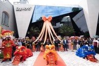 Pengerusi Eksekutif Kumpulan SkyWorld Development, Datuk Seri Ng Thien Phing (tengah); Pengarah Eksekutif, Datuk Lam Soo Keong (empat dari kiri); Ketua Pegawai Eksekutif, Lee Chee Seng (dua dari kiri); Ketua Pegawai Kewangan, Low Weng Cheong (kiri); serta Pengarah Besar SkyWorld Vietnam, Brian Ng (lima dari kiri) pada Majlis Perasmian Galeri Jualan pertama SkyWorld di Wad Xuan Hoa, Ho Chi Minh City, Vietnam.