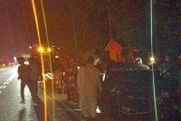 Suasana di lokasi kejadian kemalangan yang mengorbankan tiga individu di Jalan Besar Maran - Temerloh, Kampung Paya Pasir, dan Anggota BBP Maran kelihatan sedang menjalankan operasi penyelamatan. Foto Ihsan JBPM Pahang