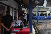 Anggota PDRM menunggu giliran untuk menunaikan tanggungjawab mengundi pada hari pengundian awal sempena PRN Negeri Sembilan ke-16 di IPK Negeri Sembilan, pada Selasa. Foto Bernama