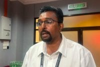 Manivannan mencabar calon BN, Datuk Mohd Zaidy Abdul Kadir untuk berdebat secara terbuka di hadapan penduduk setempat.