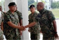 Azhan (kiri) meninjau proses pengundian awal sempena PRN Negeri Sembilan Ke-16. di Pusat Pengundian Awal Dewan Serbaguna Kem Segenting, pada Selasa. Foto Bernama