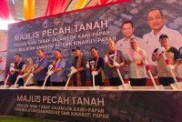 Alexandar (empat dari kiri) bersama Ketua Menteri Datuk Seri Hajiji Noor (lima dari kiri) dan Armizan (tiga dari kanan) semasa melancarkan majlis pecah tanah projek naik taraf Jalan Lok Kawi-Sabindo di Kinarut, Papar.