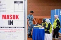 Anggota TUDM mengundi awal sempena PRN Negeri Sembilan di Pusat Pengundian Awal Dewan Angkasaraya Pangkalan Udara Sendayan, pada Selasa. Foto Bernama
