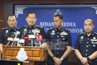Ab Rahaman (tengah) pada sidang akhbar di IPK Johor pada Rabu.