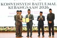 Zulkifli (tiga dari kanan) menunjukkan surat khas kerjasama strategik antara Jabatan Wakaf, Zakat dan Haji (JAWHAR) dan Majlis Agama Islam dan Adat Melayu Terengganu (MAIDAM) yang diwakili oleh Ketua Pegawai Eksekutif MAIDAM, Profesor Madya Datuk Dr Ahmad Azrin Adnan sempena Konvensyen Baitulmal Kebangsaan (KBK) 2026 di Dewan Al-Muktafi Billah Shah, Universiti Sultan Zainal Abidin (UniSZA) pada Selasa.