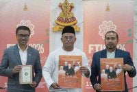 Amirudin (tengah) menunjukkan risalah Festival Turath Islami Selangor 2026 di Shah Alam pada Selasa.