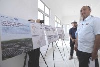 Mohd Jafni meninjau kemajuan projek pembinaan rumah mampu milik di Iskandar Puteri pada Selasa.