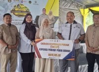 Yaakub (dua dari kanan) menerima cek cura Geran Koperasi Perak (GKOP) berjumlah lebih RM18,000 yang disampaikan oleh Exco Pembangunan Wanita, Keluarga, Kebajikan Masyarakat, Pembangunan Usahawan dan Koperasi Perak, Datuk Salbiah Mohamed.