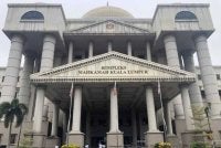 Seorang pembantu pelanggan warga Bangladesh dihukum penjara tiga tahun selepas mengaku bersalah melakukan amang seksual fizikal terhadap remaja perempuan 13 tahun di rumah hantu sebuah taman tema.